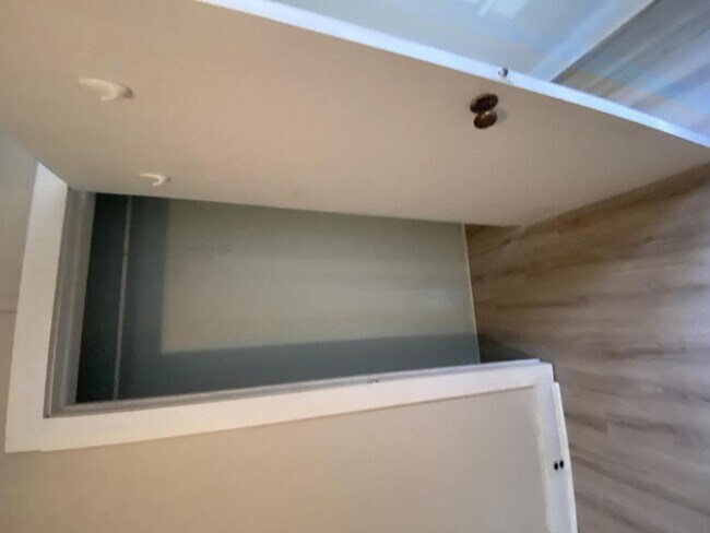 Building Photo - 175 E Beech St