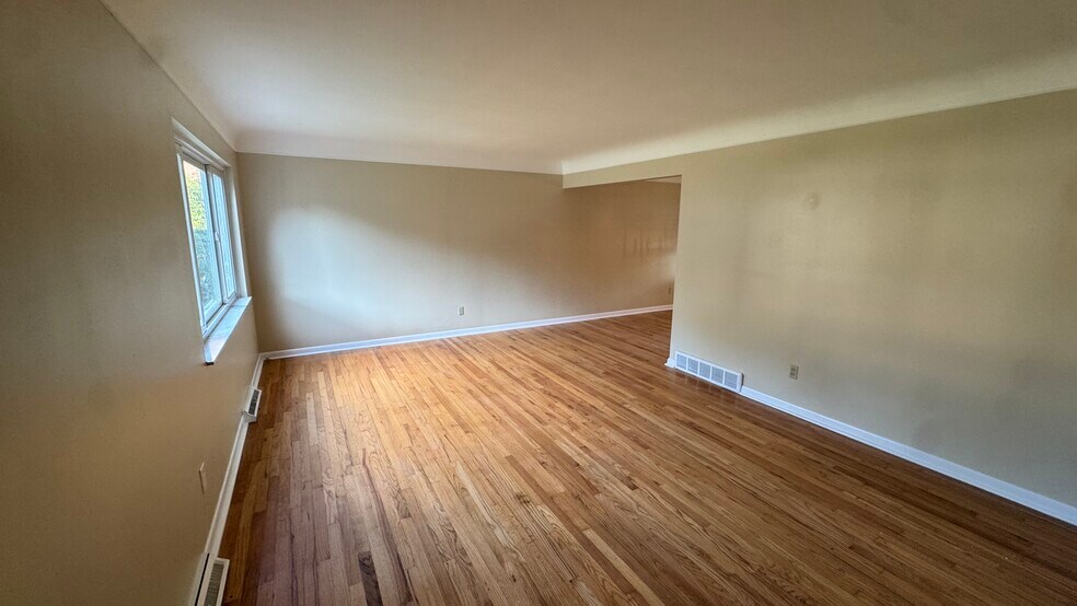 Building Photo - 1886 Kingsway Ct