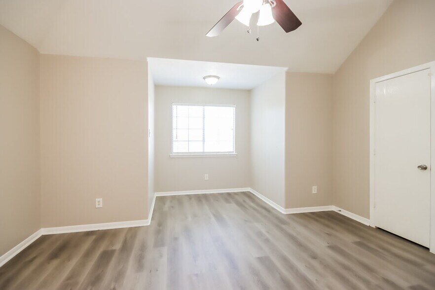 Building Photo - 1402 Baychester Ln