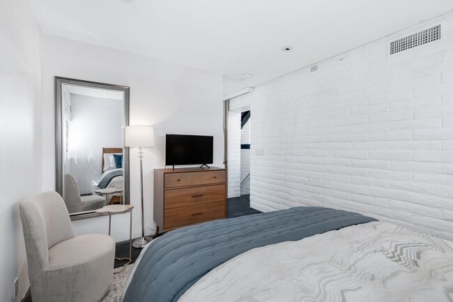 Building Photo - Mid-century modern home in Arcadia with pr...