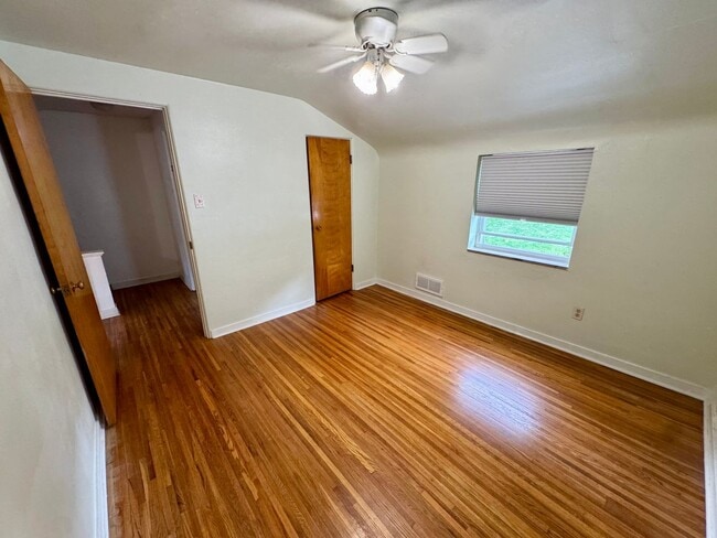 Building Photo - Charming 2 Bed 1 Bath in Beechview!