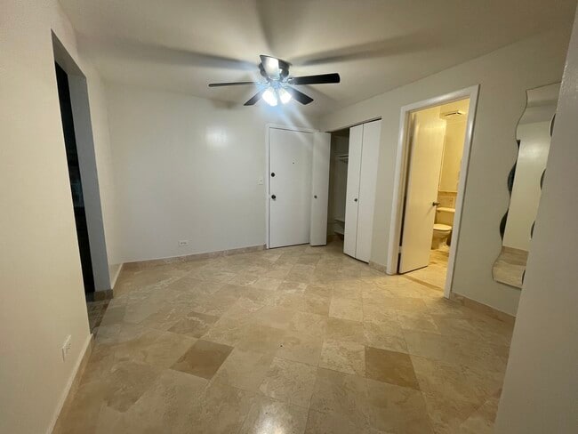 Building Photo - 2333 N Neva Ave