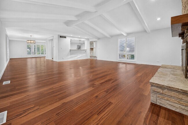 Building Photo - 800 Ridgemoor Dr