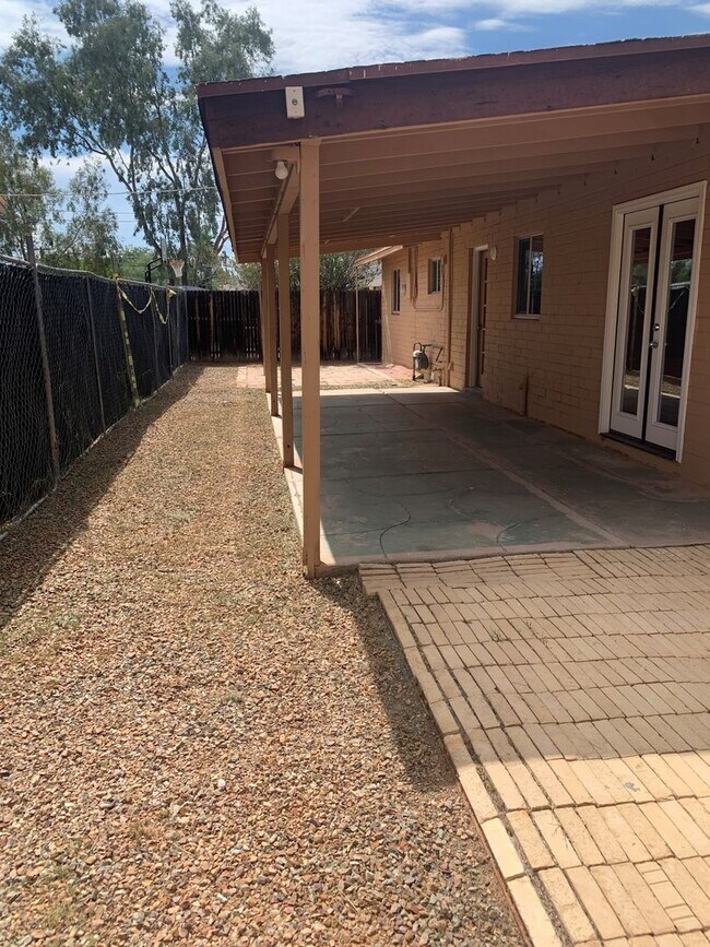 Building Photo - Mid town newly updated home!