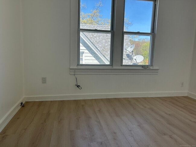 Building Photo - 18 Eastwood Ave