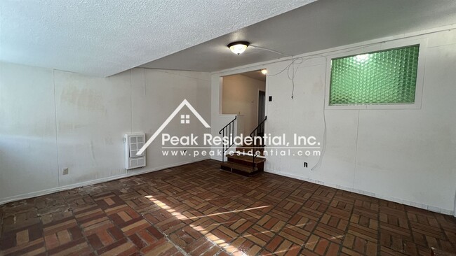 Building Photo - 3 br, 1 bath House - 380 Leitch Ave