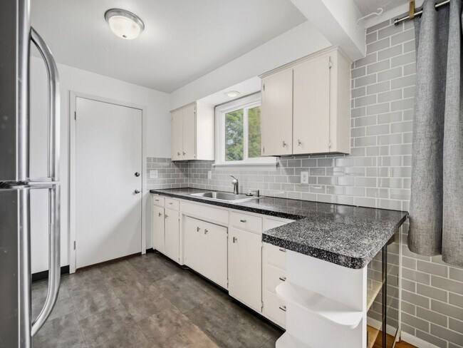 Building Photo - Spacious Unfurnished Home in Northwest Spokane