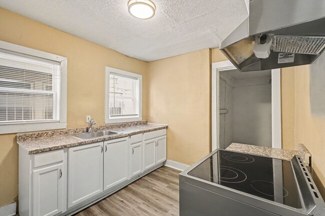 Building Photo - Beautiful 2 Bedroom 1 Bathroom house in Kansas City!