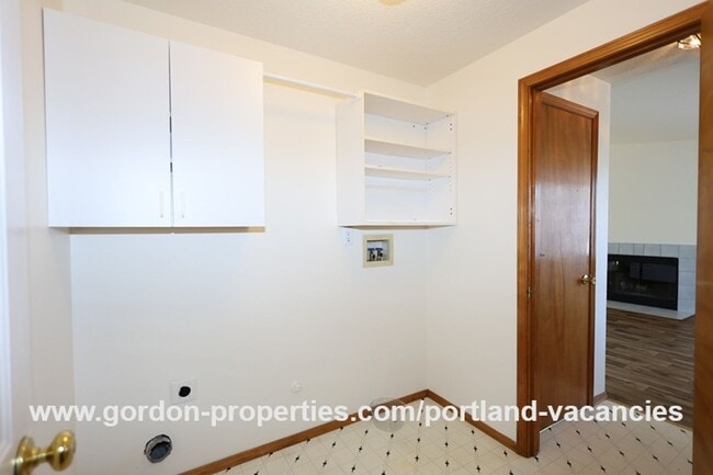 Building Photo - SE Schiller St - ranch style 3 bedroom home