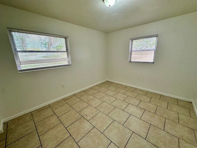 Building Photo - Charming 3-Bedroom, 1.5-Bathroom Home with Stunning Lake Views