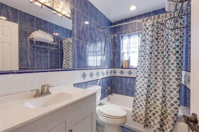 Building Photo - 936 NE 26th Ave