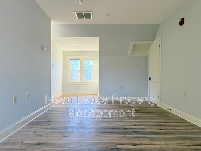 Building Photo - 139 NW Front St