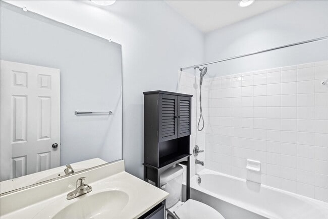 Building Photo - Commuter Friendly 3 Bed 3.5 Bath Townhome