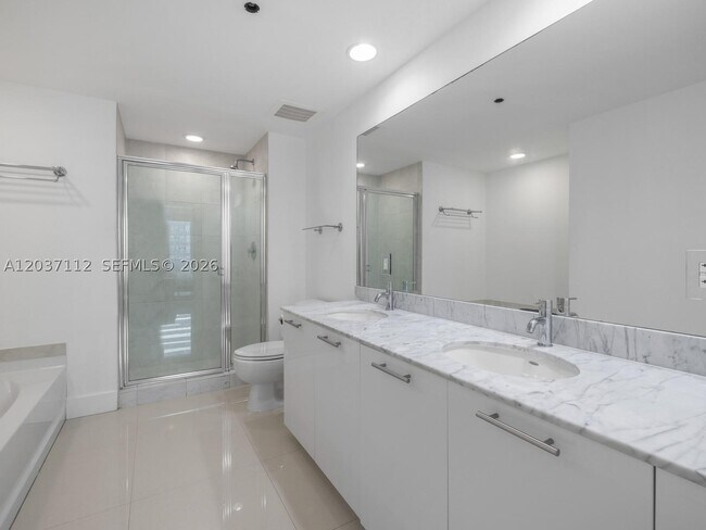 Building Photo - 950 Brickell Bay Dr