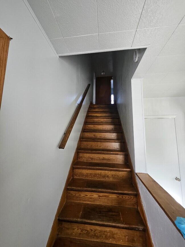 Building Photo - 370 Ahnaip St