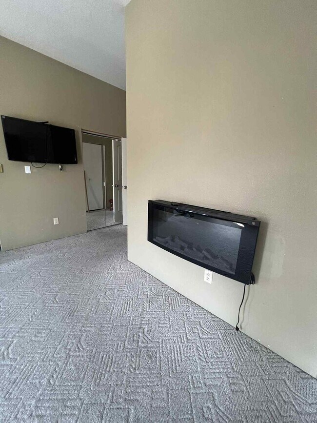 Building Photo - COMING SOON: Spacious Loft Living in the H...