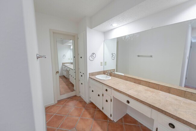 Building Photo - Charming Condo with Golf Course Views in O...