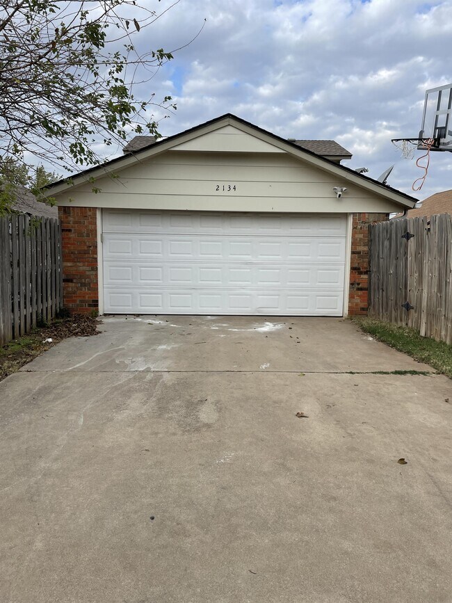 Building Photo - 2134 Lonnie Ln