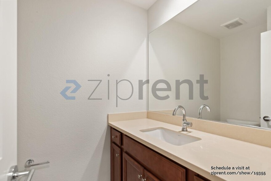 Building Photo - 1752 Hazelnut Ln