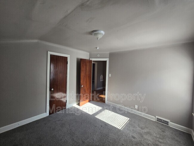 Building Photo - 9657 Outer Dr E