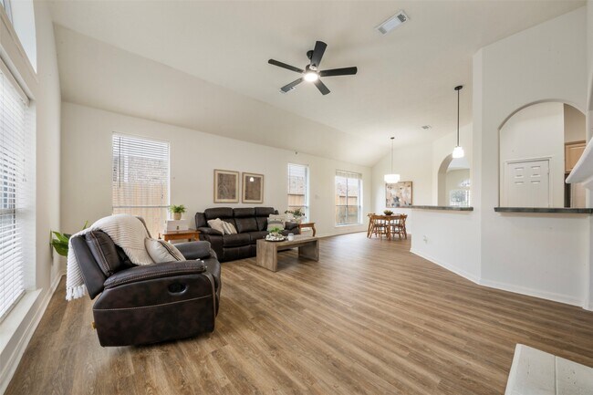 Building Photo - 9211 Memorial Hills Dr