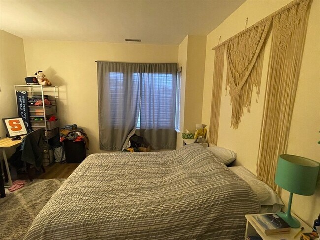 Building Photo - 110 Strathmore Rd