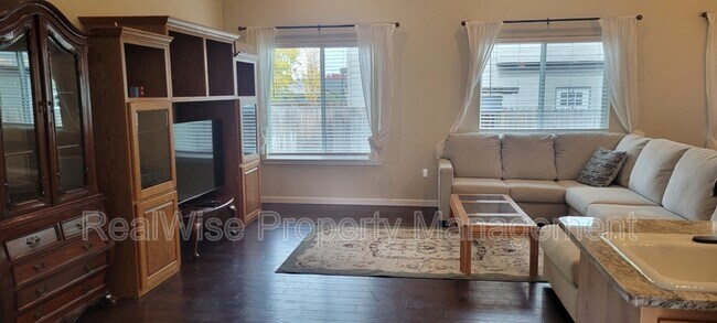 Building Photo - 108 SW Little Meadow Ln