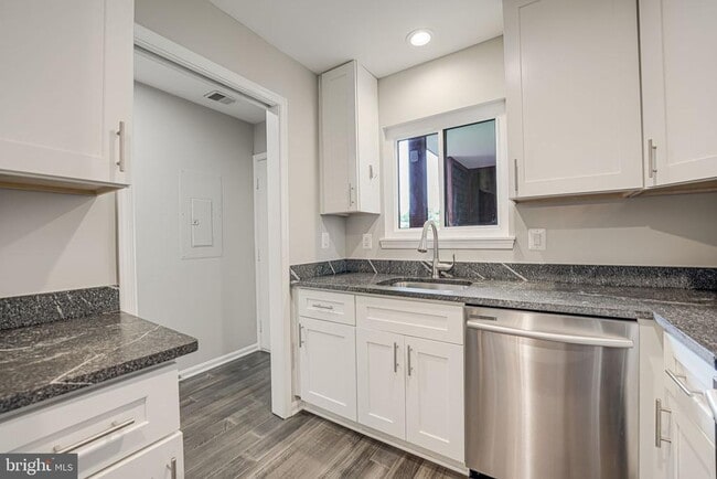 Building Photo - 2815 Lee Oaks Ct