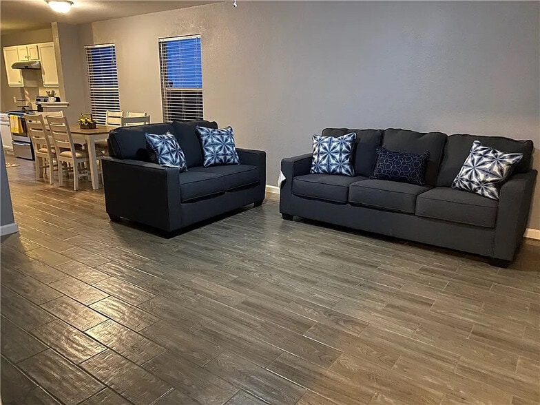 Building Photo - Room in House on Dittmar Oaks Dr