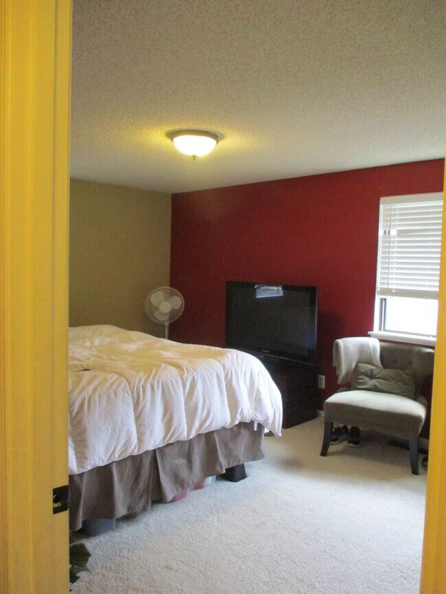 Building Photo - 3 Bedroom, 2.5 bathroom split level home in University Place