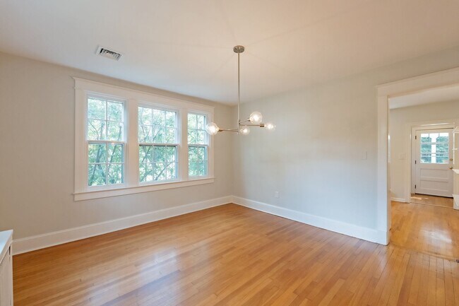Building Photo - 4BR 3.5 BA Chevy Chase Gem is Move-in Read...