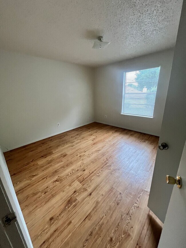 Building Photo - 1704 Cedarhill Dr
