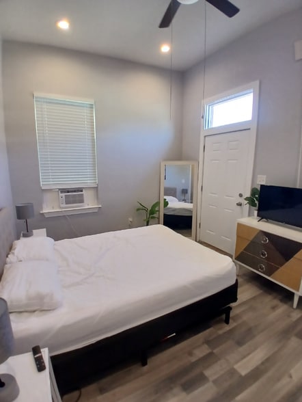 Building Photo - 1700 Frenchmen St