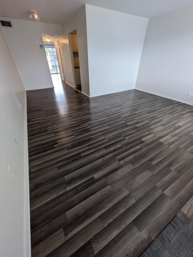 Building Photo - 131 Doolen Ct