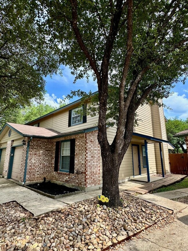 Building Photo - 3 BD/2.5 BATH AVAILABLE FOR IMMEDIATE MOVE...