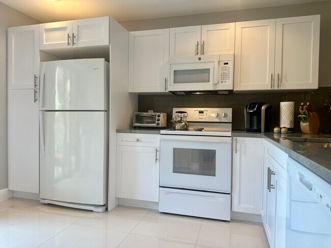 Building Photo - 13095 Belhaven Ct