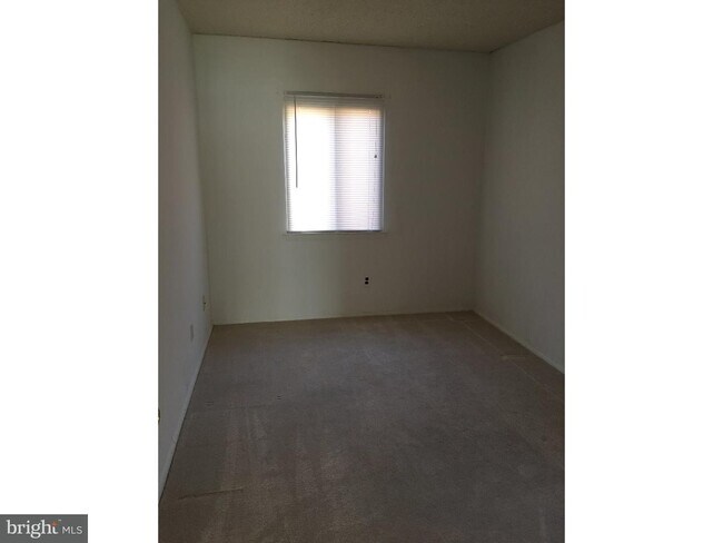 Building Photo - 842A Putnam Blvd