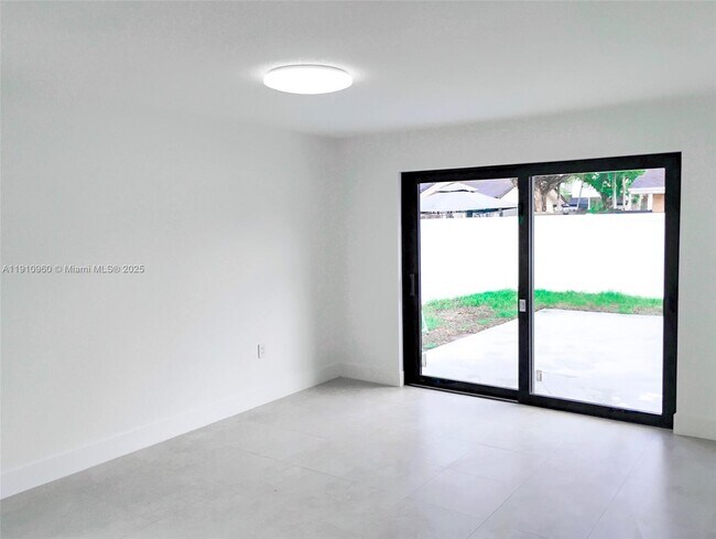 Building Photo - 20615 NE 9th Ct