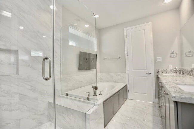 Building Photo - 1227 W 19th St