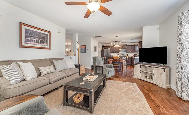 Building Photo - Beautifully 4-bedroom, 2.5-bathroom spacio...