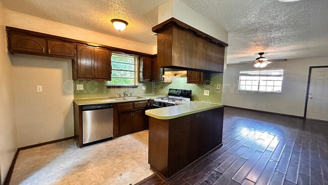 Building Photo - 915 Delmar Cir