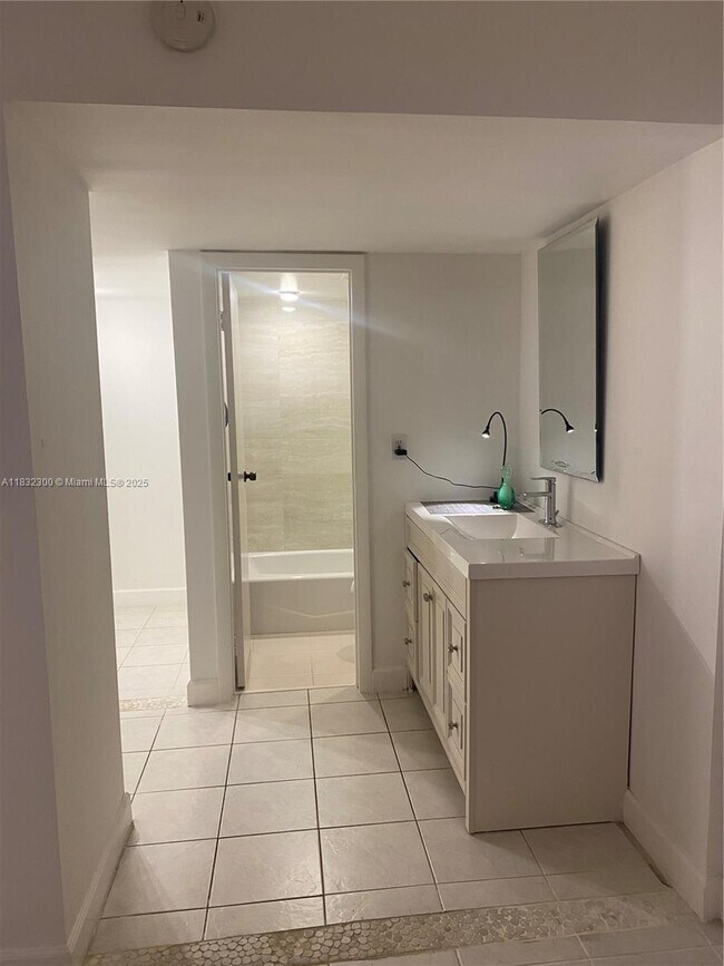 Building Photo - 3101 N Country Club Dr