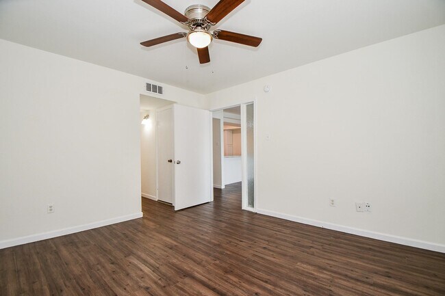 Building Photo - 2824 S Bartell Dr