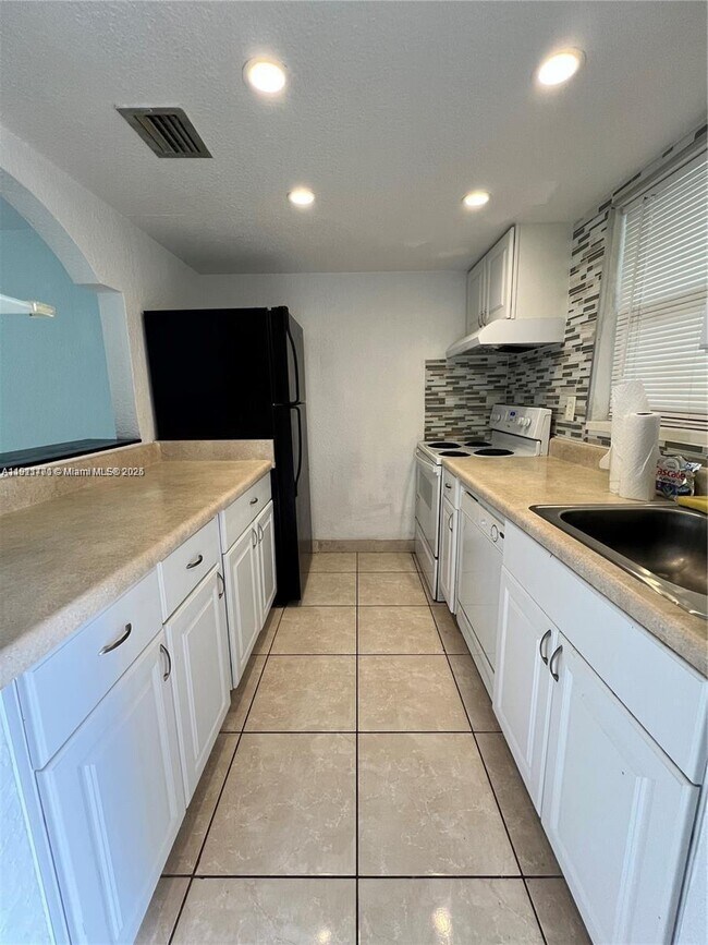 Building Photo - 7125 Bay Dr