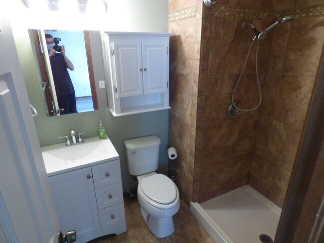 Building Photo - $0 DEPOSIT OPTION.  TRI-LEVEL HOME IN SE AURORA