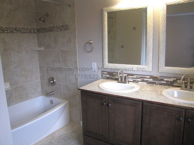 Building Photo - Wonderful 3 bedroom House in the Powers Co...