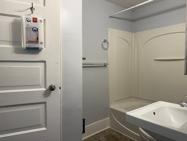 Building Photo - 1507 N Newton Ave