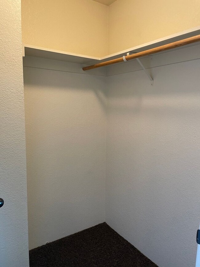 Building Photo - Very Nice 3 Bedroom 2.5 Bathroom Townhome ...