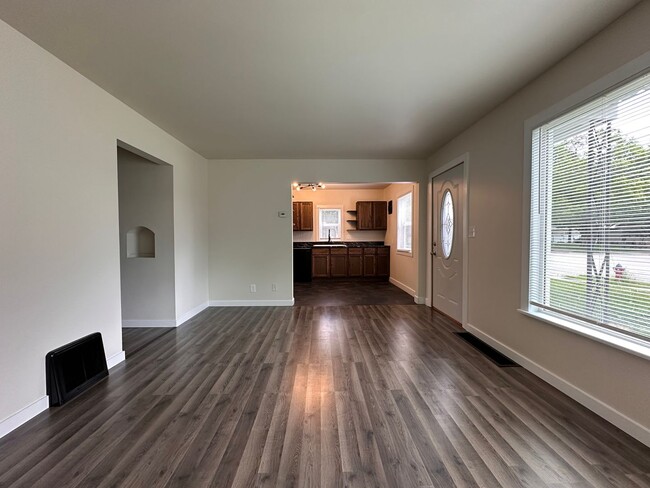 Building Photo - Recently Renovated Single Family Home Avai...