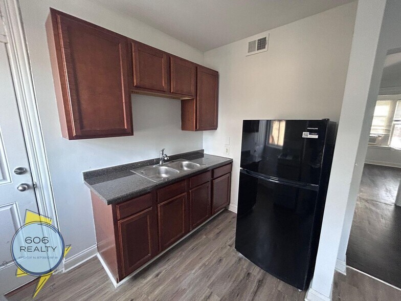 Building Photo - 2004 W Jarvis Ave